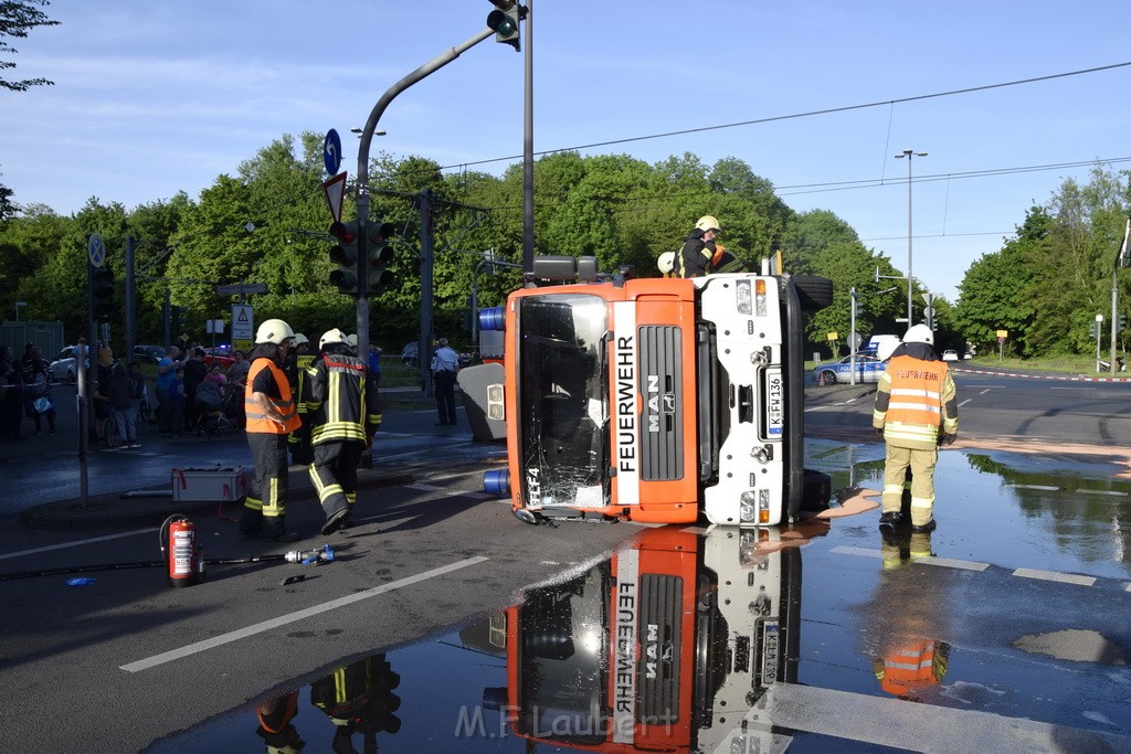 TLF 4 umgestuerzt Koeln Bocklemuend Ollenhauer Ring Militaerringstr P012.JPG - Miklos Laubert